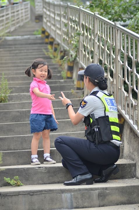 儿童 女警官 女警 楼梯 和平 剪刀 岩 纸 玩