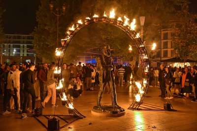 火焰 火 雕像 节日 雕塑 城市 夜晚 晚上