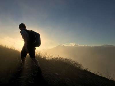 山 剪影 男子 无人机 太阳 雾 爬坡道 徒步旅行 日落 草