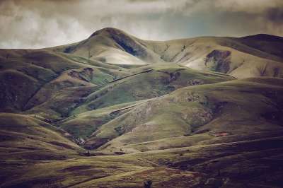 丘陵 山 景观 多山 山脉 山地景观 高地 领域 草地 云