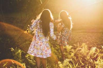 人们 女士 父母 太阳 裙子 夏天 秋天 落下 树叶 绿色