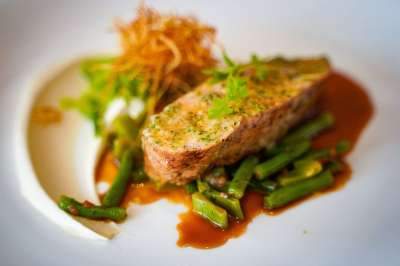 小牛 小牛肉 豆子 巴黎的咖啡厅 芹菜 餐厅 精美的餐厅 星级厨房