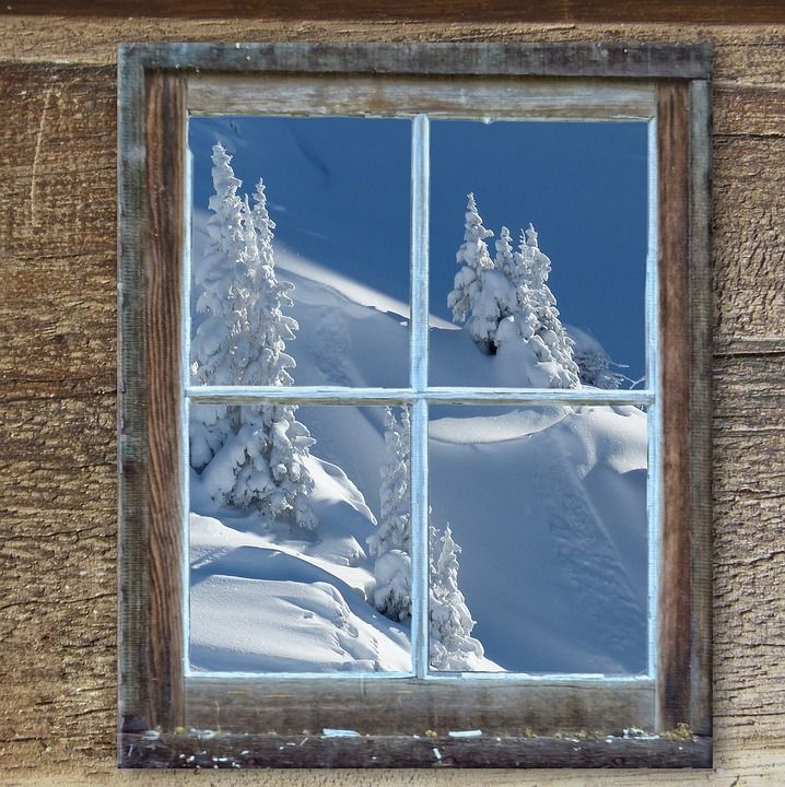 窗户 老的 小屋 树 雪 被雪覆盖 山 冬天 景观 雪魔