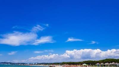 阿尔巴尼亚 海滩 夏天 海 蓝天 沙滩伞 克雷特海滩 度假村