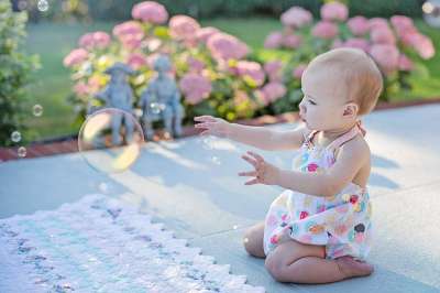 婴儿 孩子 有泡泡的宝宝 夏天玩 气泡 学步的儿童 夏日狂欢