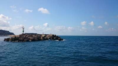 蓝色的大海 石头 灯塔 云 男人 海景 旅行