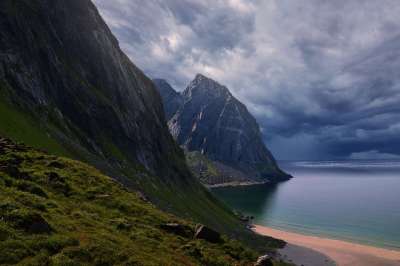 山 海滩 灰蒙蒙 海 海洋 悬崖 落基山脉 多云的 云