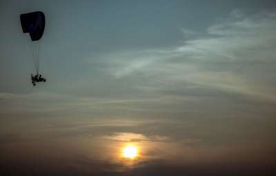 滑翔伞 天空 太阳 日落 旅行 人民 度假 航班 体育
