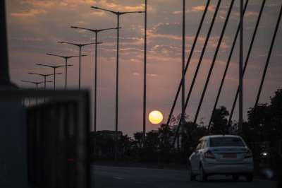 路 车 日落 桥 交通 太阳 傍晚的天空 太阳晚报 晚上 黄昏