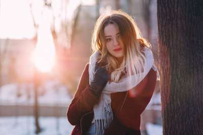 人们 女士 美丽 寒冷的 天气 雪 冬天 手套 夹克 太阳