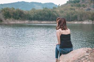 女士 湖 自然 伤心 独自的 肖像 女孩 水 放松 思路