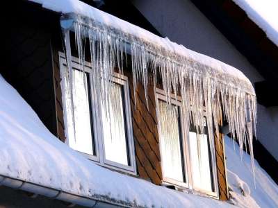 冰淇淋 冰柱 寒冷的 冬天 窗户 屋顶 白色的 霜 雪 冻结
