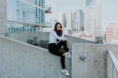 结构 建造 基础设施 天空 墙 人们 女孩 坐着 独自的 美丽