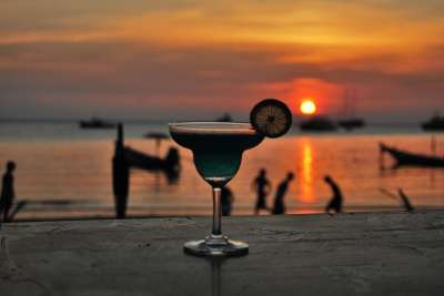 鸡尾酒 海滩 日落 夏天 假期 喝 海 热带 玻璃 玻璃