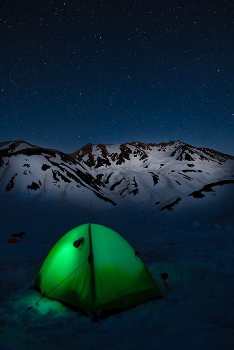 多山的景观 星空 帐篷 雪山 可能 立山 中部山岳国家公园 日本