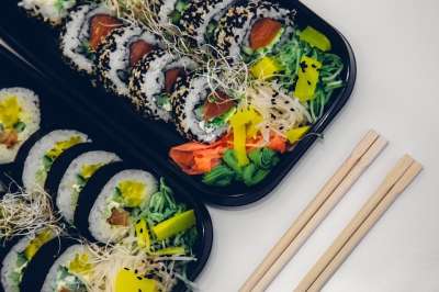 寿司 食物 鱼 白饭 白色的 日本食品 筷子 可口 亚洲食品