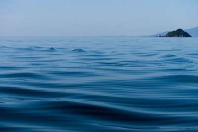 水 海洋 冷静的 岛 平静的 海岸 户外的 风景秀丽的 地平线