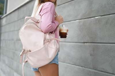 人们 女性 女孩 性感的 步行 饮料 墙 包 背包 旅行