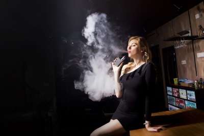 人 成人 女人 烟 一 电子烟 Vape Vaping
