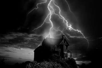 天气 闪光 房子 孤 风暴 雷雨 云 天空 黑暗的 夜晚