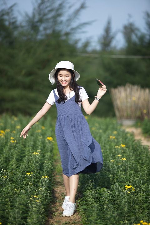 女孩 女孩和西瓜 女性 花 漂亮女孩 好的 青年 迷人的 亚洲