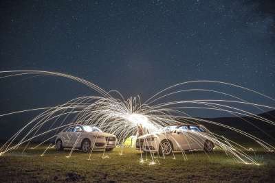 星空 车 夜晚 火花 烟火 草原