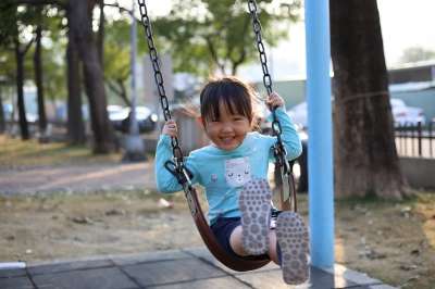 儿童 乐趣 户外 生活方式 休闲 操场 幸福 女孩 肖像 公园