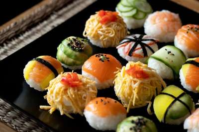 寿司球 日本食品 食物 盘子 美食 一顿饭 寿司 蛋 三文鱼