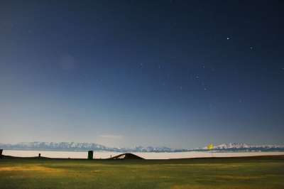 新疆 赛里木湖 草原 雪山 星星 星空