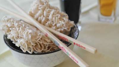 面条 速食面 立即的 拉面 亚洲人 亚洲 食物 享受一顿 盘子