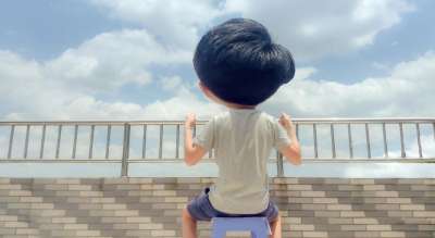 后期 人物 儿童 男孩 后视图 看天空 梦想 屋顶 瓦亭 单独