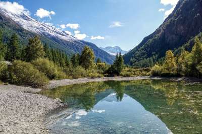 景观 山景观 山 雪山山脉 高山湖泊 远足 反射 云 水 外表