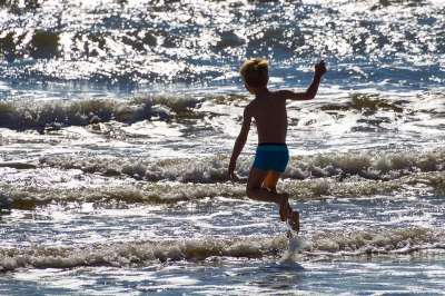 海 儿童 跳 海浪 男孩 播放