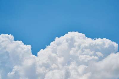多云的 蓝色的 云 白色的 洁白的云朵 看法 夏天 太阳 天空