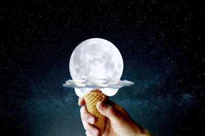 冰淇淋 锥体 月亮 手 保持 蛋卷冰淇淋 超现实的 幻想 星星
