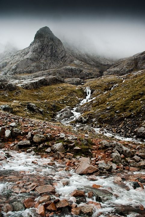 苏格兰 山 溪 岩石 落基山脉 山地景观 多雾路段 有雾的 阴霾