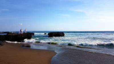 黑沙滩 沙滩 大海里的石头 海 海洋 海葬 印度海葬 埋葬在海里