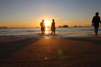 人 大海 海洋 早晨 黎明 洗澡