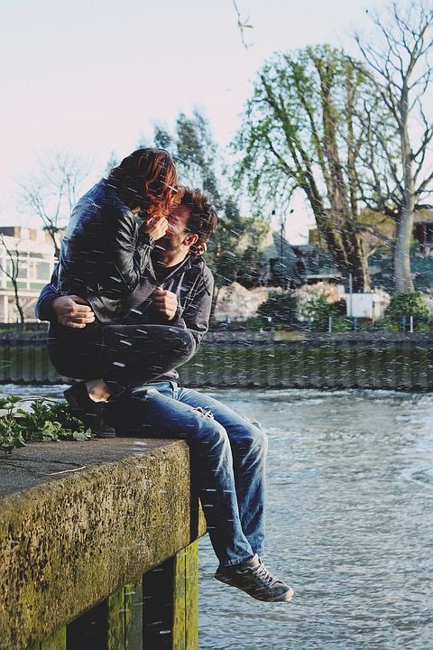 人们 男人 女士 夫妻 吻 拥抱 爱 约会 河 水 树木