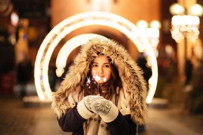 假期 圣诞节 灯 人们 女士 寒冷的 天气 雪 毛皮 夹克