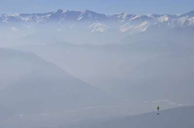 滑翔伞 天空 体育 冒险 自由 降落伞 方向盘 山 活动 人民