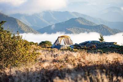 冒险 营 野营 有雾的 草 朦胧 远足 丘陵 田园风光 景观