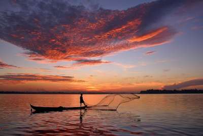 河 船 渔夫 净杵 日出 美丽的场景 自然 河 河 河 船
