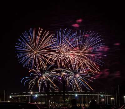 烟花 烟火 庆典 爆炸 光 夜晚 淋浴间的火花 发光 节日