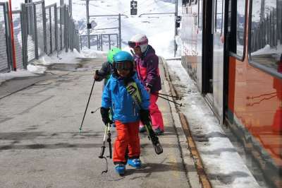 贝隆 孩子们 火车站 滑雪 采尔马特 雪 冬季 白色的 景观