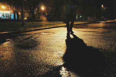行人 步行 阴影 夜晚 晚上 街道 路 路面 城市 人们