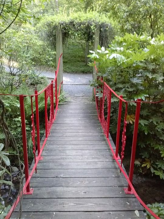 红色的 桥 拱 灌木 小路