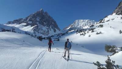 穷乡僻壤Skiiing 莱克塔尔 滑雪旅游者 阿尔卑斯山 冬天 山