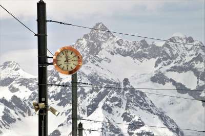 欧米茄 采尔马特 火车站 时钟 雪 山 阿尔卑斯山 冬季 冷