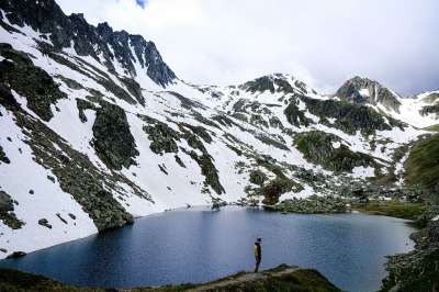 山 人 湖 瑞士 景观 Bergsee 踪迹 雪 夏天 户外